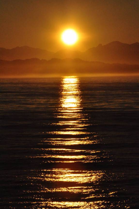 Nascer-do-sol esplendoroso na Inside Passage, chegando à Port Hardy, na Vancouver Island, no Canadá